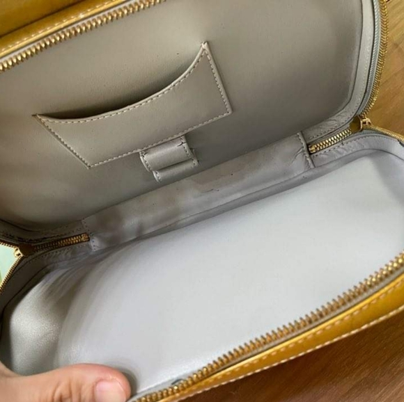 Louis Vuitton - Picture 3 of 17